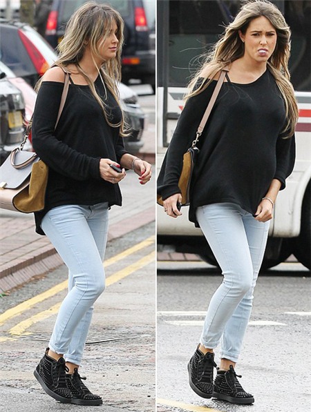 'Máy bay' của Tom trẻ trung và phong cách với áo phông rộng trễ vai sexy và chiếc quần jean bó co dãn.