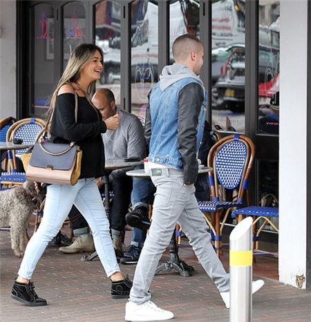 Bà bầu gợi cảm và sành điệu cười rạng rỡ khi cùng chàng phi công bước vào quán.