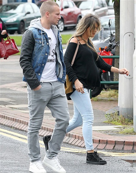 Trong làng WAGs, bạn gái Tom Cleverley thân thiết với Coleen, vợ Rooney và Danielle O' Hara.