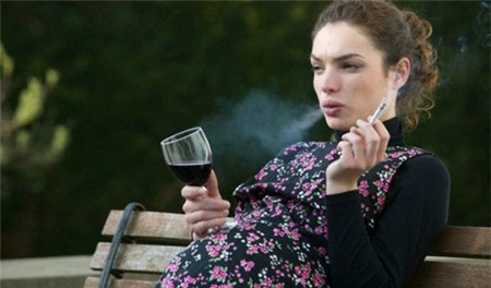 Thói quen “cần bỏ ngay” khi mang bầu - 2