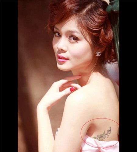 Người mẫu Tuyết Ngọc có một hình xăm bông hoa ở vị trí khá kín đáo