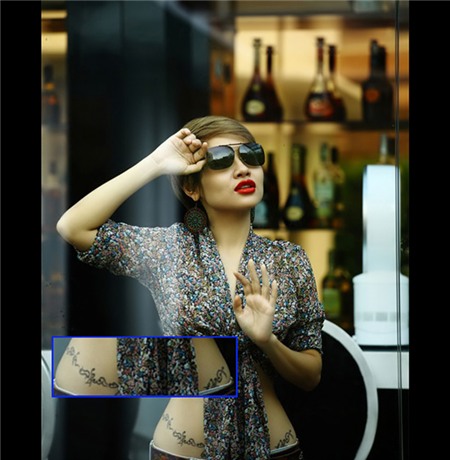 Hình xăm dưới rốn của ca sĩ Mai Khôi. Điều này lý giải vì sao cô nàng này rất hay diện những trang phục hở hang để khoe khéo hình xăm trên cơ thể