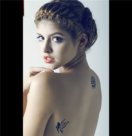 Andrea, bé mẫu người Tây Ban Nha cũng có hình xăm thiên thần và mặt trời ở 2 vị trí khác nhau vùng lưng.