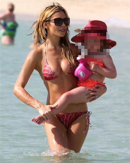 Vợ Crouch và cô con gái nhỏ mải mê tắm biển.