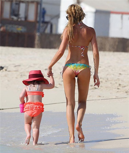 Vòng ba đẹp ngất ngây của người mẫu kiêm MC xinh đẹp xứ sương mù.