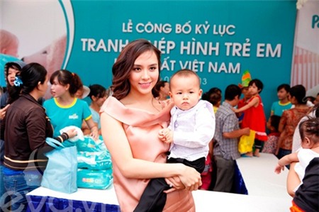 Á hậu Thiên Lý khoe 