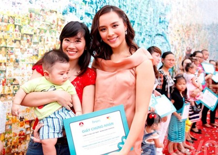 Á hậu Thiên Lý khoe