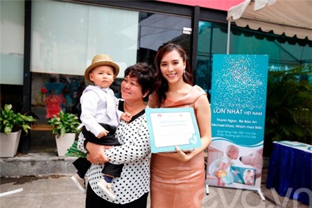 Á hậu Thiên Lý khoe