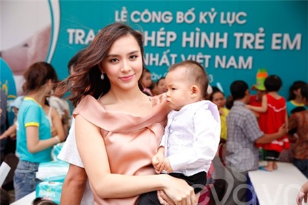 Á hậu Thiên Lý khoe