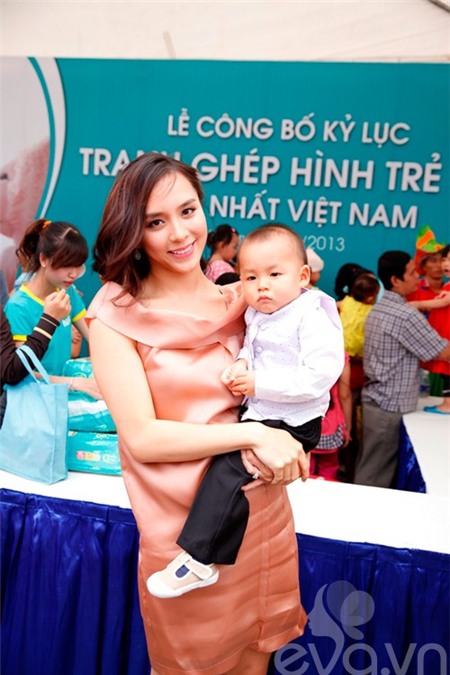 Á hậu Thiên Lý khoe 