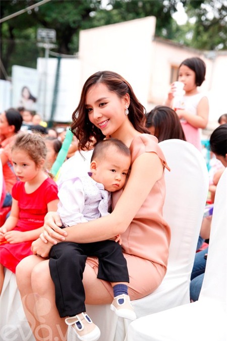 Á hậu Thiên Lý khoe