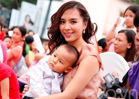 Á hậu Thiên Lý khoe