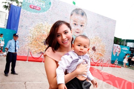 Á hậu Thiên Lý khoe