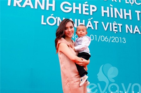 Á hậu Thiên Lý khoe