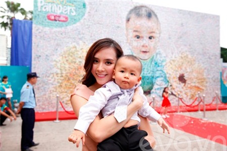 Á hậu Thiên Lý khoe 