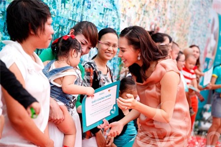 Á hậu Thiên Lý khoe