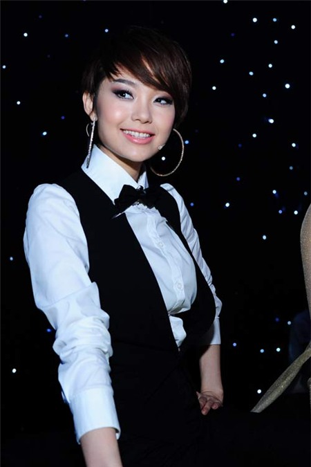 Mái tóc ngắn cá tính tạo phong cách tomboy cho nữ diễn viên.