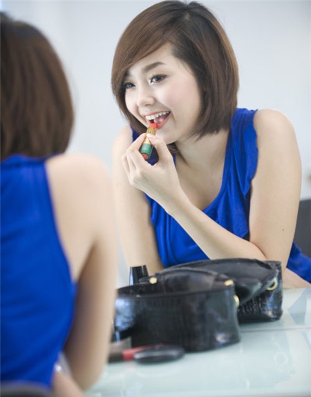 Tóc bob thẳng phù hợp với những buổi đi chơi cùng bạn bè, hoặc cả những không gian tiệc sang trọng.