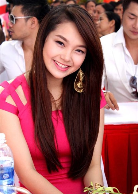 Tông hồng của chiếc váy làm nổi bật màu tóc nhuộm của Minh Hằng.