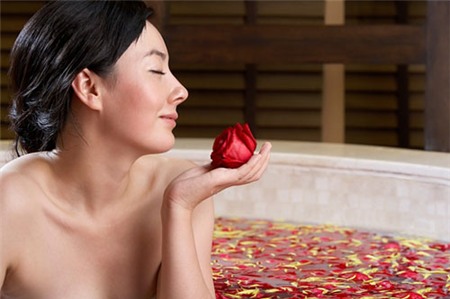 Nước hoa hồng: bạn thân của nhan sắc, Làm đẹp, nuoc hoa hong dep da, cham soc da bang nuoc hoa hong, nuoc hoa hong, da dep, toc dep, tu che nuoc hoa hong, lam dep