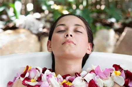 Nước hoa hồng: bạn thân của nhan sắc, Làm đẹp, nuoc hoa hong dep da, cham soc da bang nuoc hoa hong, nuoc hoa hong, da dep, toc dep, tu che nuoc hoa hong, lam dep