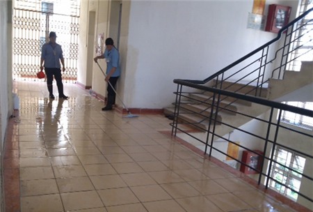 Các nhân viên lao công đang làm vệ sinh nơi thầy Oánh bị đánh.