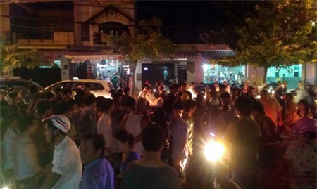 Rất đông người dân vây bắt nhưng tên cướp vẫn kịp tẩu thoát