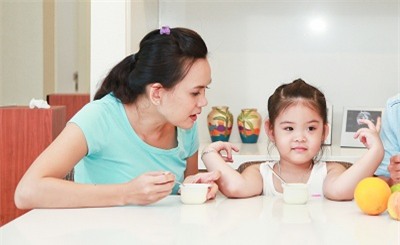 Kiểm soát năng lượng bữa ăn của trẻ