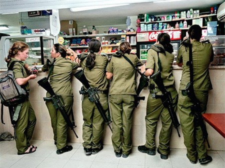 Một nhóm nữ binh sĩ Israel