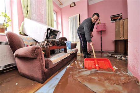 Anatoliy Kireyev cleans up his flooded apartment in Hostinne near Trutnov, some 100 kilometers north-east of Prague, Czech Republic, Sunday, June 2, 2013. Heavy rainfalls cause flooding along rivers and lakes in Germany, Austria, Switzerland and the Czech Republic. (AP Photo/CTK, David Tanecek) SLOVAKIA OUT less