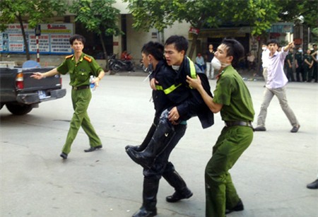 Đám cháy được dập tắt, nhiều lính cứu hỏa phải nhập viện