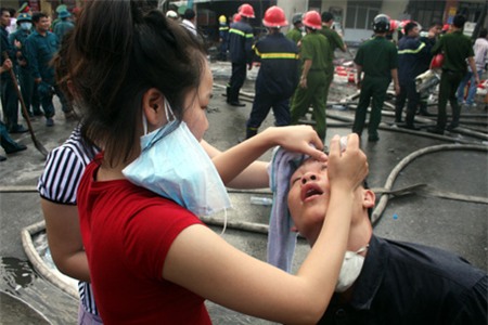 Bị lửa đốt, nhiều lính cứu hỏa bị bỏng mắt