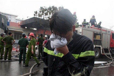 Dùng nước làm cho mắt bớt bị rát