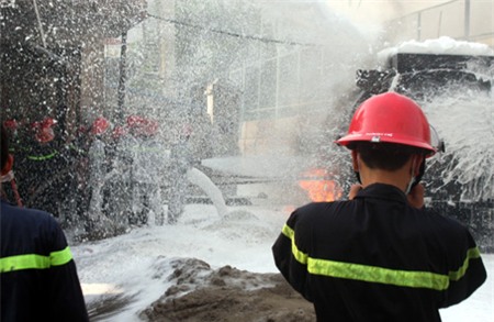 Sau nhiều nỗ lực, khoảng gần 16h chiều, đám cháy được khống chế