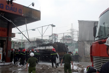 Sau nhiều nỗ lực, khoảng gần 16h chiều, đám cháy được khống chế