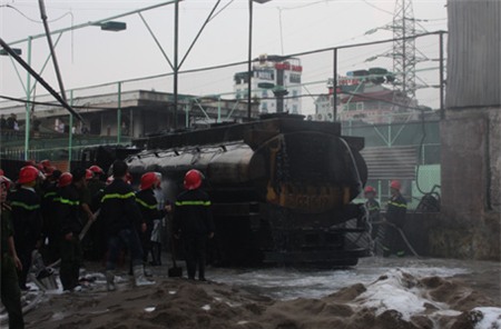 Sau nhiều nỗ lực, khoảng gần 16h chiều, đám cháy được khống chế