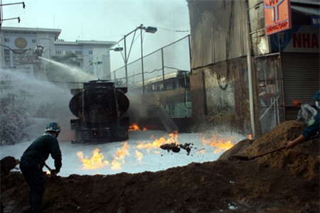 Chỉ khoảng 20 phút sau, lửa bùng phát trở lại