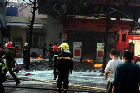 Đám cháy nhanh chóng lan ra khu vực cột bơm xăng, khiến nhiều người hoảng hốt