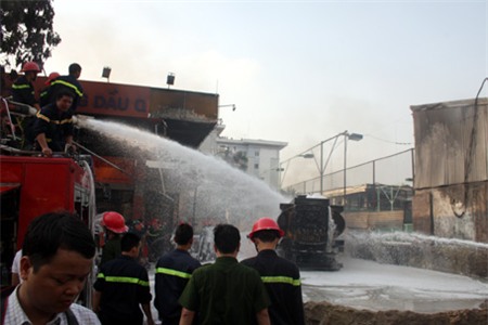 Xe thang phụt nước từ&nbsp;trên cao&nbsp;xuống cũng không thể khống chế đám cháy