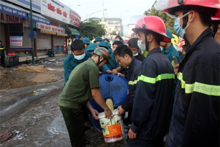 Xe thang phụt nước từ&nbsp;trên cao&nbsp;xuống cũng không thể khống chế đám cháy