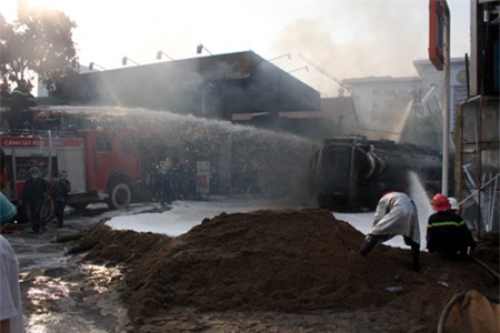 Cát tạo thành con đập ngăn lửa, nước tràn ra khu vực xung quanh