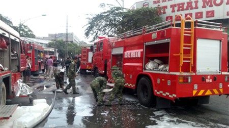 Xe cứu hỏa của quân đội cũng được huy động đến dập lửa