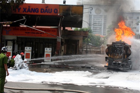 Cây xăng dầu quân đội, đối diện Bệnh viện quân đội 108,&nbsp;phát&nbsp;hỏa&nbsp;vào khoảng 13h30