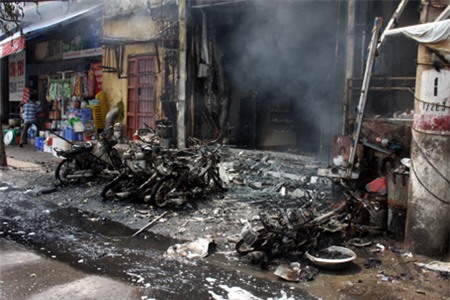 Hàng chục chiến xe máy và ô tô bị lửa thiêu rụi