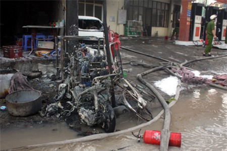 Hàng chục chiến xe máy và ô tô bị lửa thiêu rụi