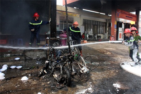 Hàng chục chiến xe máy và ô tô bị lửa thiêu rụi