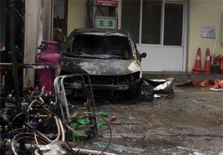 Hàng chục chiến xe máy và ô tô bị lửa thiêu rụi