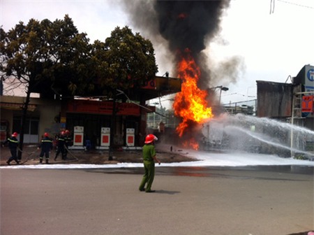 Ngay sau đó lực lượng cứu hỏa huy động hàng chục xe chuyên dụng đến chữa cháy