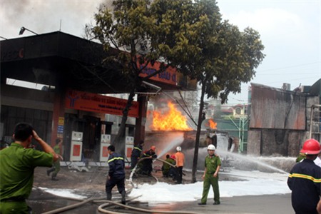 Hàng trăm lượt xe chở nước và bọt phụt vào xe bồn nhưng lửa không chịu tắt