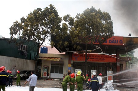 Hàng trăm lượt xe chở nước và bọt phụt vào xe bồn nhưng lửa không chịu tắt